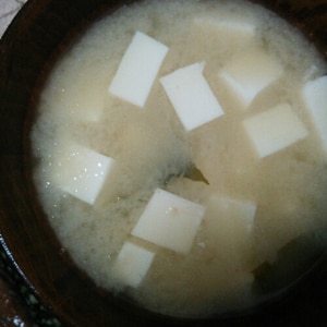 豆腐と人参とわかめの味噌汁